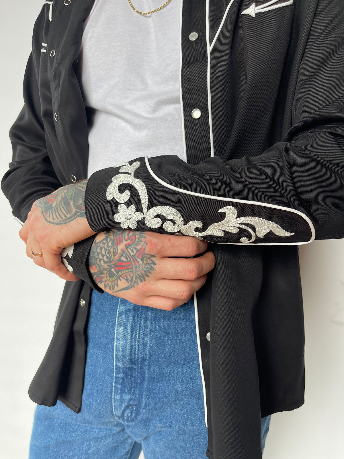 Cuff close-up of the white floral chain stitch on the H Bar C Durango black western shirt.