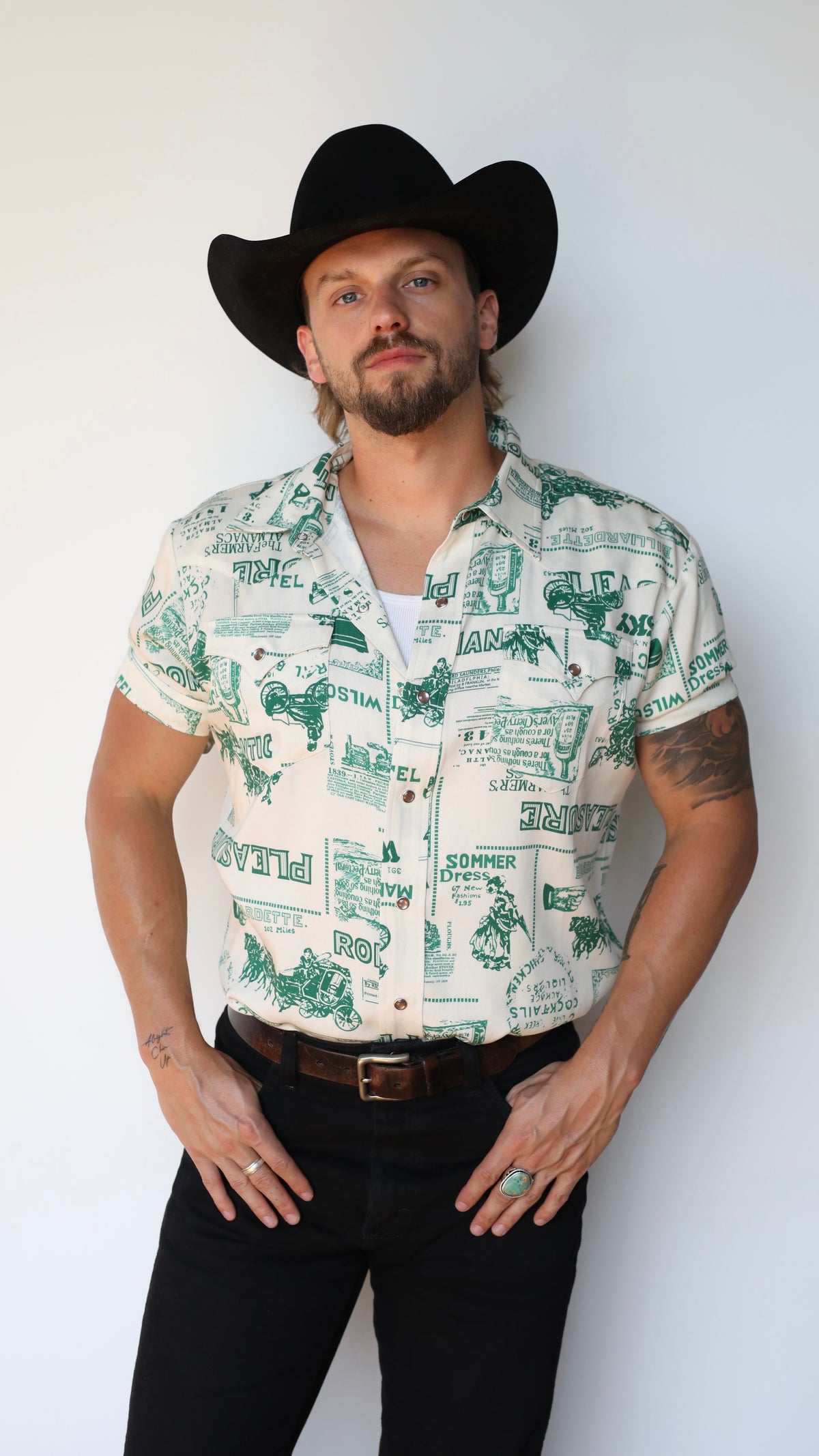 Man in the H Bar C Newport Somerville short sleeve pearl snap shirt with a black hat.