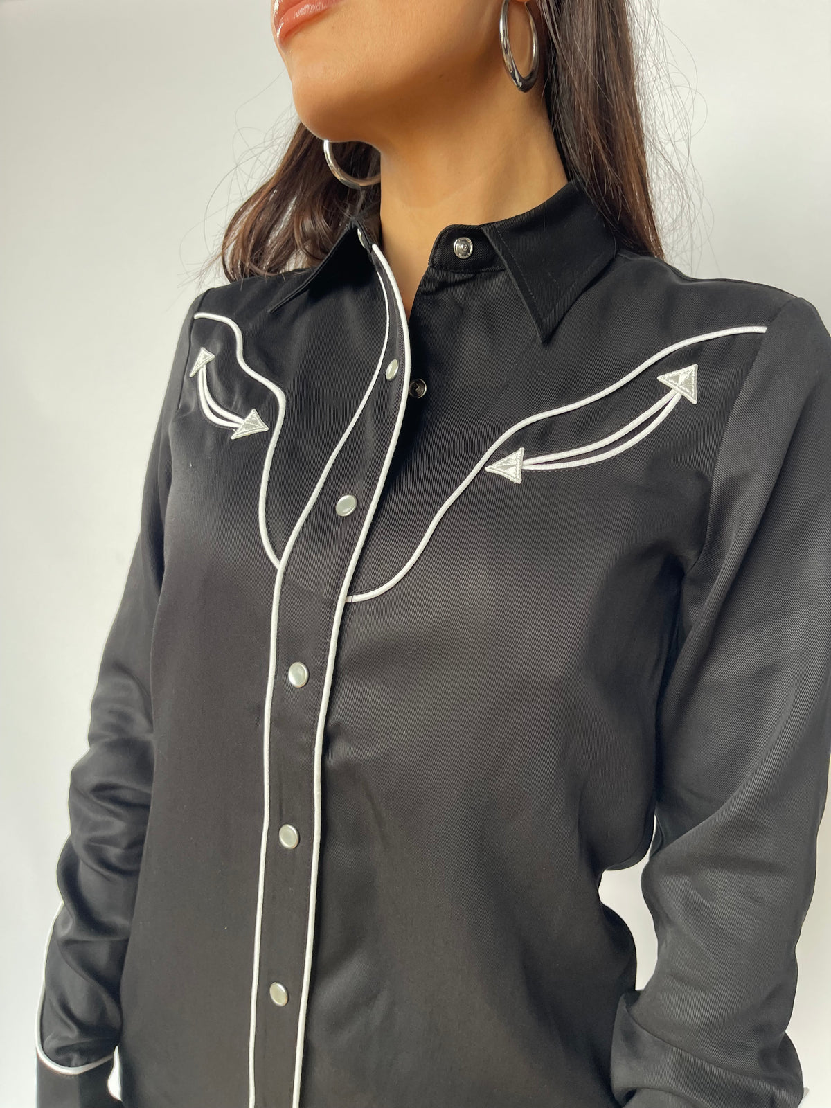 Close-up of the white piped yoke and arrows on the H Bar C San Fernando women's black shirt.