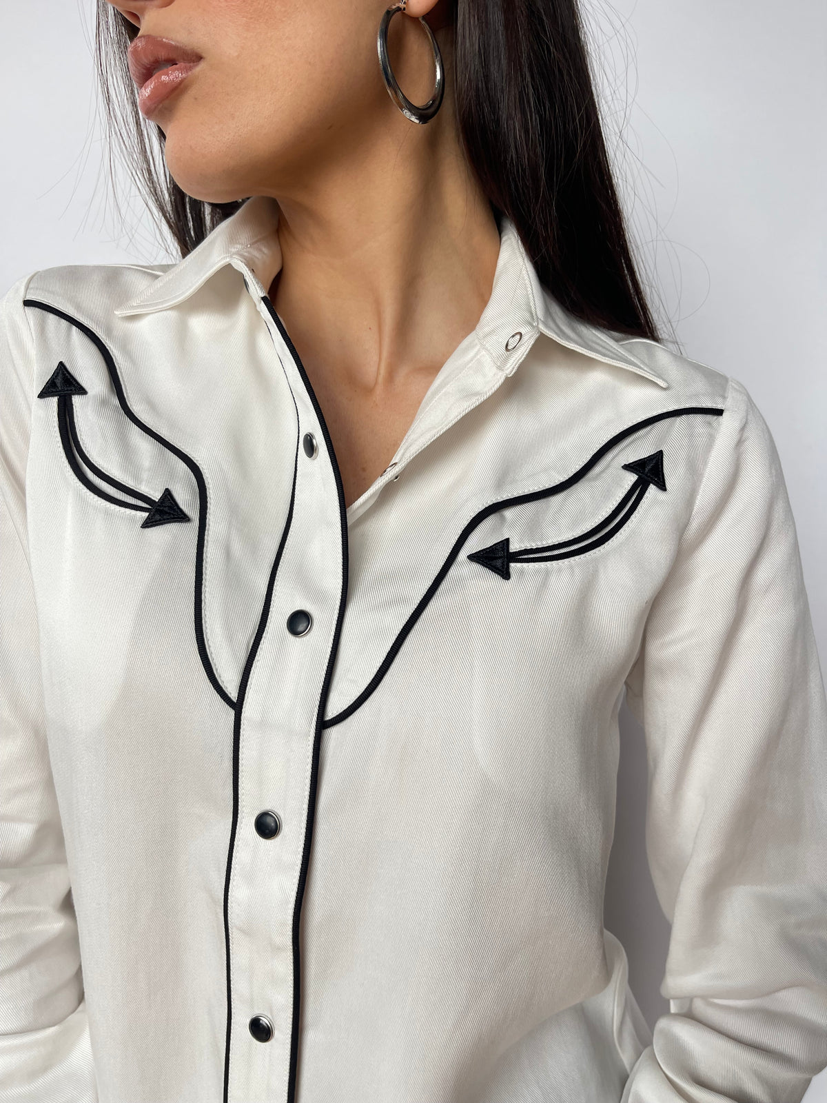 Detail of the black arrow tipped smile pocket on the H Bar C San Fernando white western shirt.