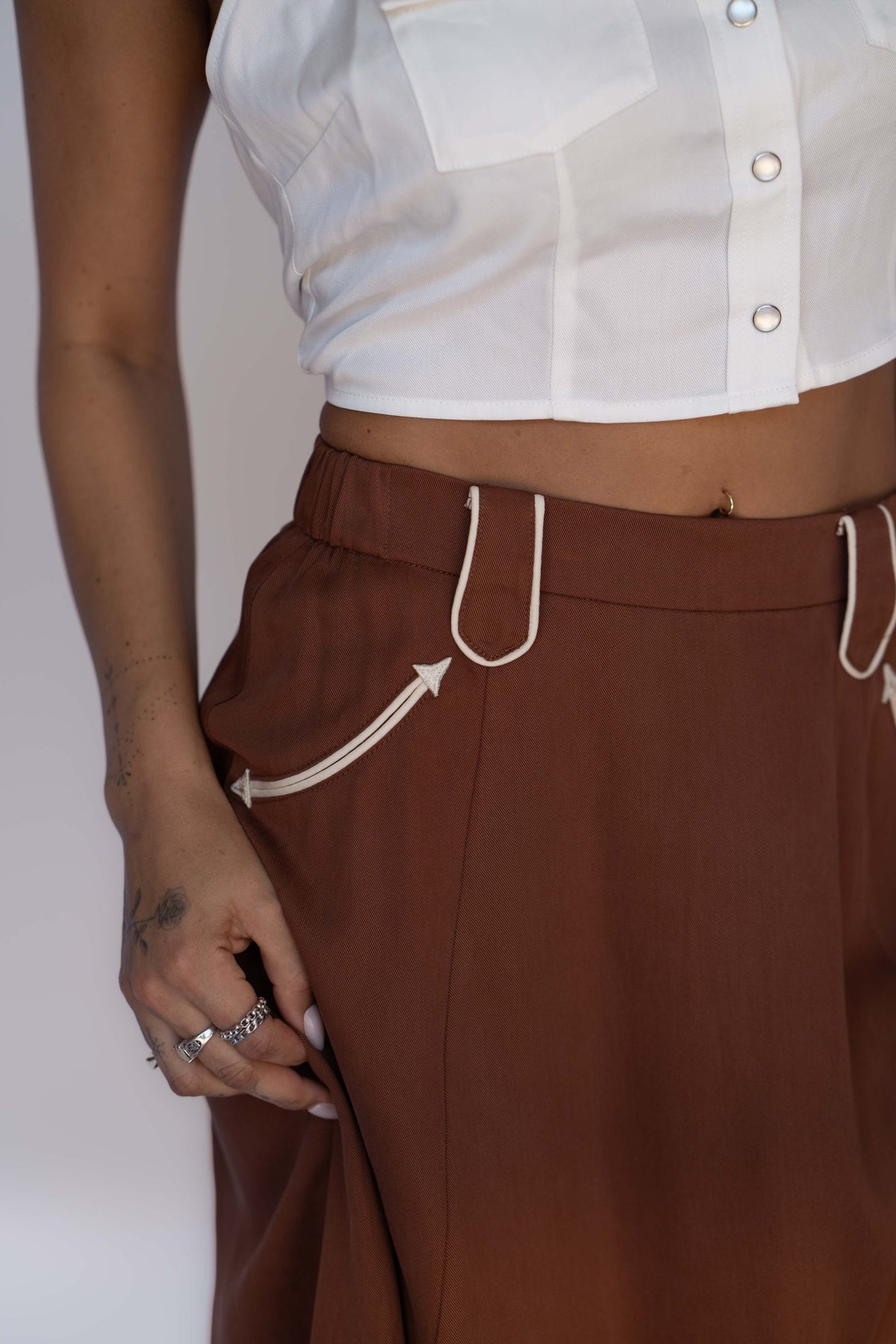 Close-up of the white piped pocket on the H Bar C Santa Fe women's chocolate skirt.